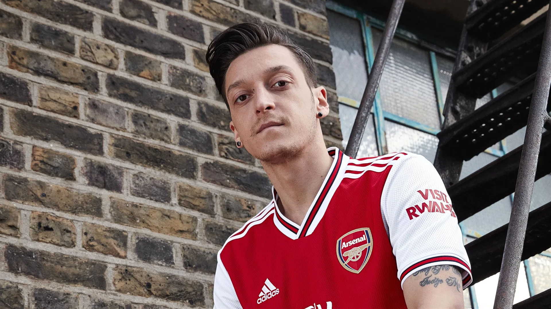 mesut ozil arsenal home kit
