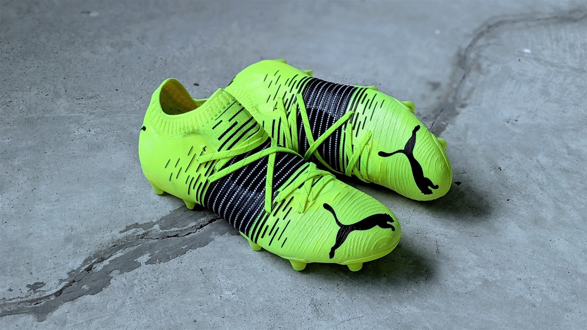 puma laceless football boots