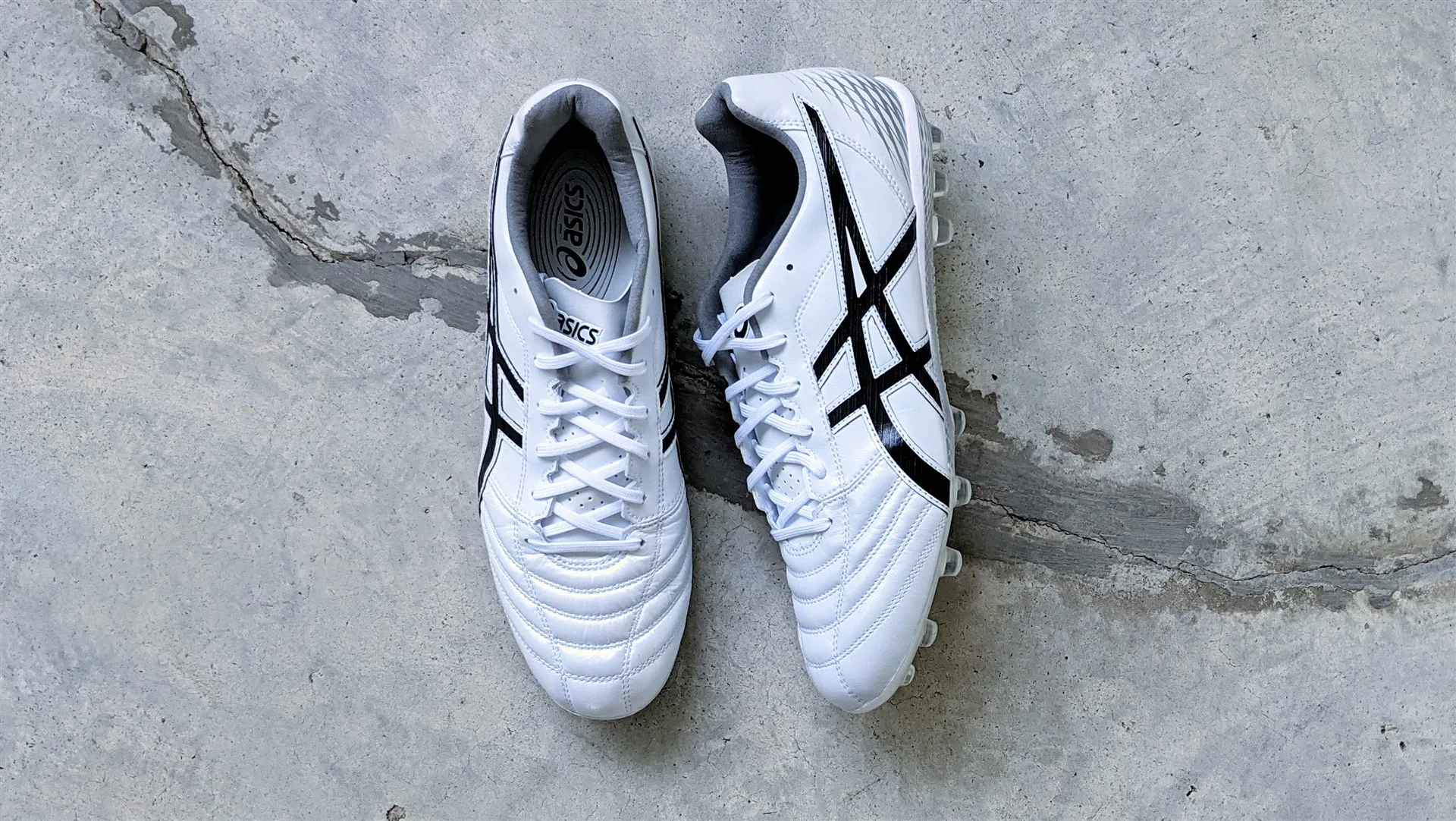 ASICS DS Light AG review football boots soccer cleats